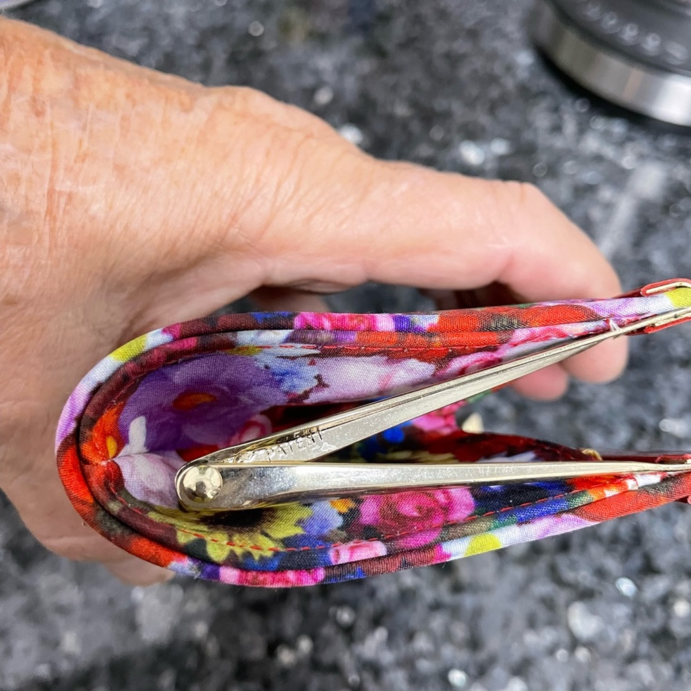 SALE Lisa Kay England gorgeous floral clutch - Picture 6 of 6